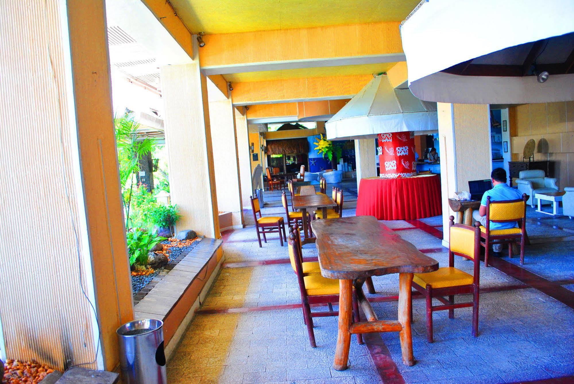 Leyte Park Resort Hotel Таклобан Экстерьер фото